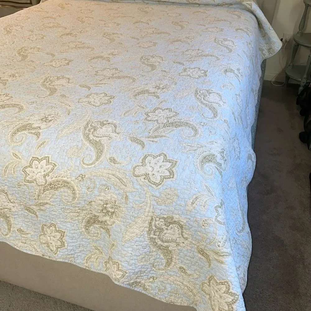 Elegant Paisley Vintage Quilt in Cream and Tan Queen